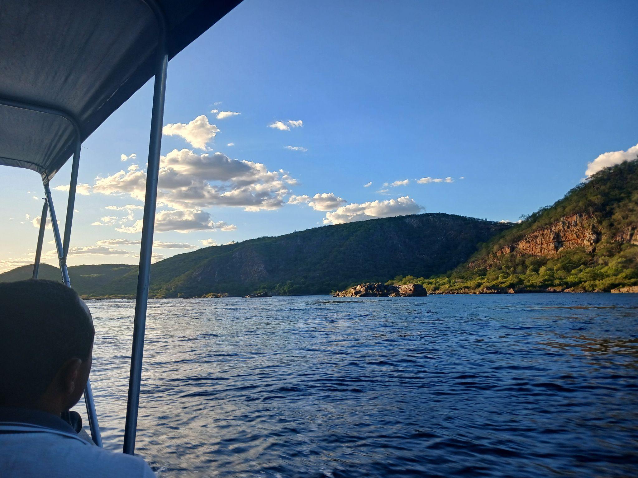 Vista de Piranhas às margens do Rio São Francisco — oásis verde em meio à aridez do sertão