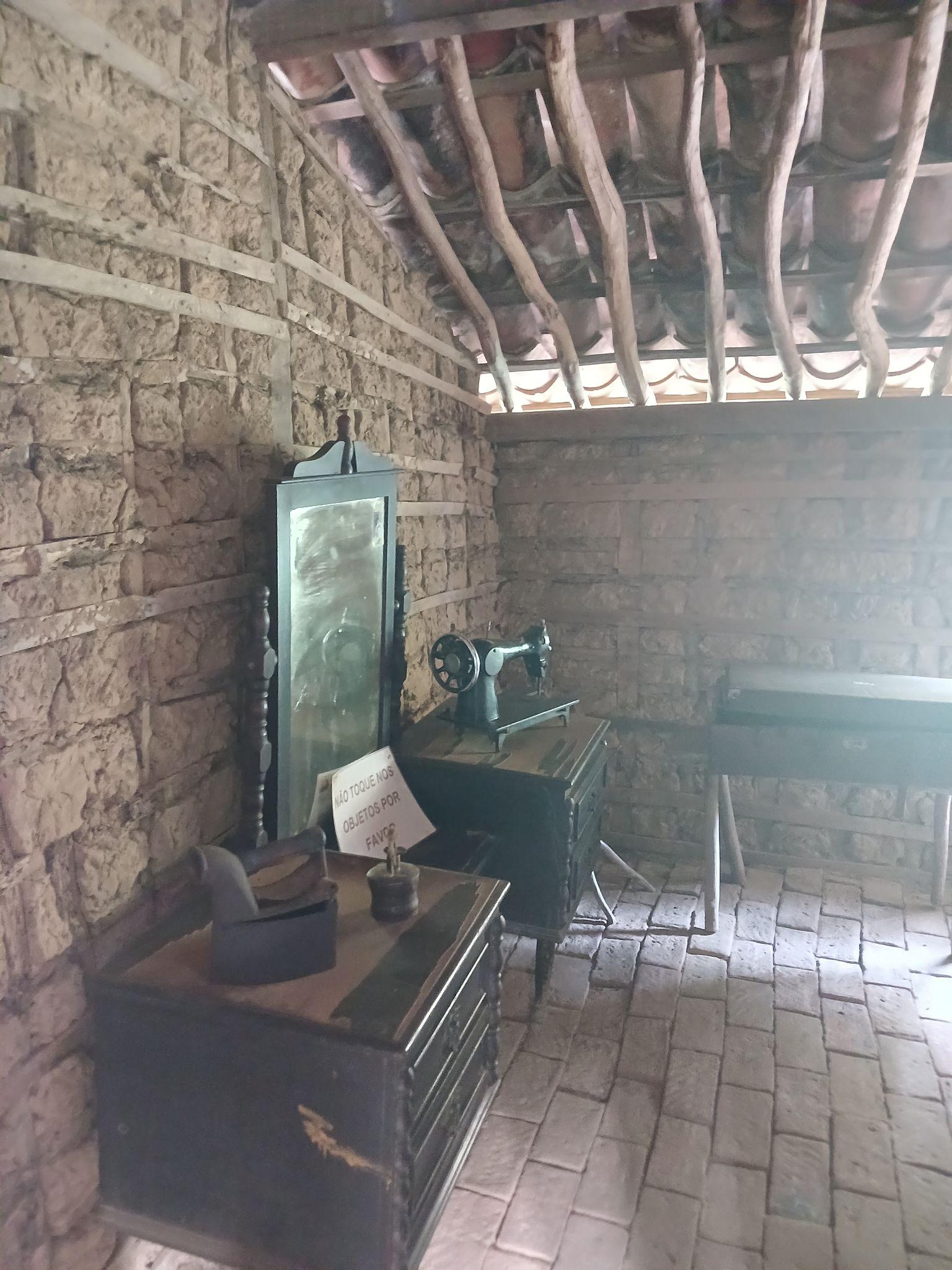 Casa réplica dos anos 1930 com móveis e utensílios de época — referência para as casas de taipa no jogo