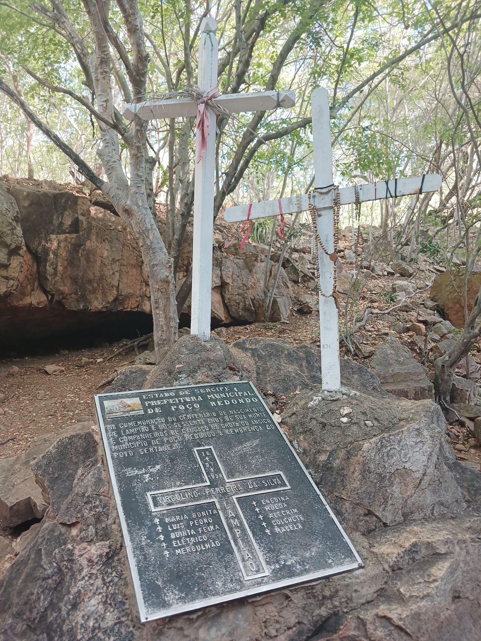 Trilha do Angico — local da emboscada final de Lampião em 1938, com monumento aos mortos